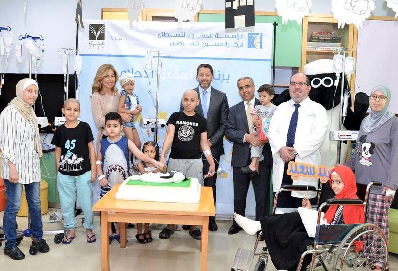 سمو الأميرة غيداء طلال ومعالي المهندس علاء بطاينة يوزعان الهدايا على الأطفال